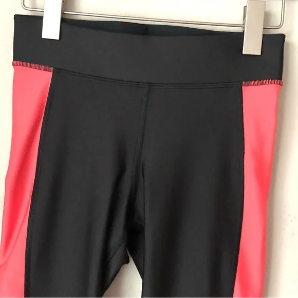CLOSEOUT \Under Armour\• Compression Crop Leggings - Picture 3 of 16